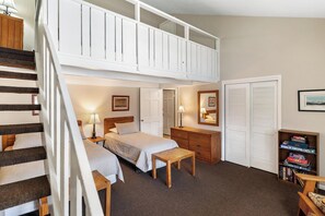 Iron/ironing board, free WiFi, bed sheets - Enjoy Summer just off Mtn Villa pool, sleeps 12, spacious condo (Boyne Falls)