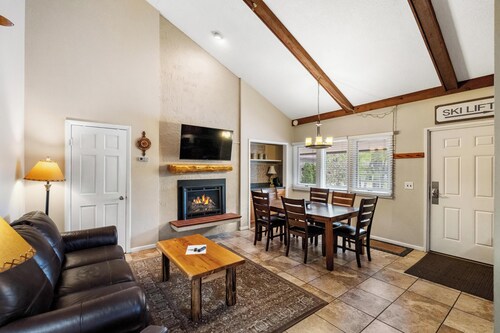 Enjoy Summer just off Mtn Villa pool, sleeps 12, spacious condo