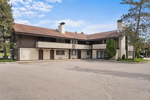 Exterior - Enjoy Summer just off Mtn Villa pool, sleeps 12, spacious condo (Boyne Falls)