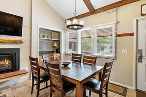Dining - Enjoy Summer just off Mtn Villa pool, sleeps 12, spacious condo (Boyne Falls)