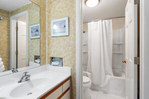 Shower, hair dryer, towels - Enjoy Summer just off Mtn Villa pool, sleeps 12, spacious condo (Boyne Falls)