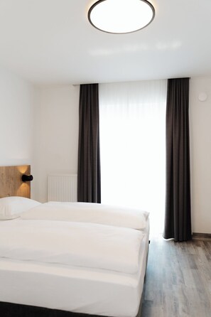 Habitación doble superior, balcón | Escritorio, tabla de planchar con plancha y wifi gratis 