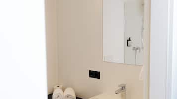 Comfort Single Room, Balcony | Bathroom | Shower, towels, toilet paper