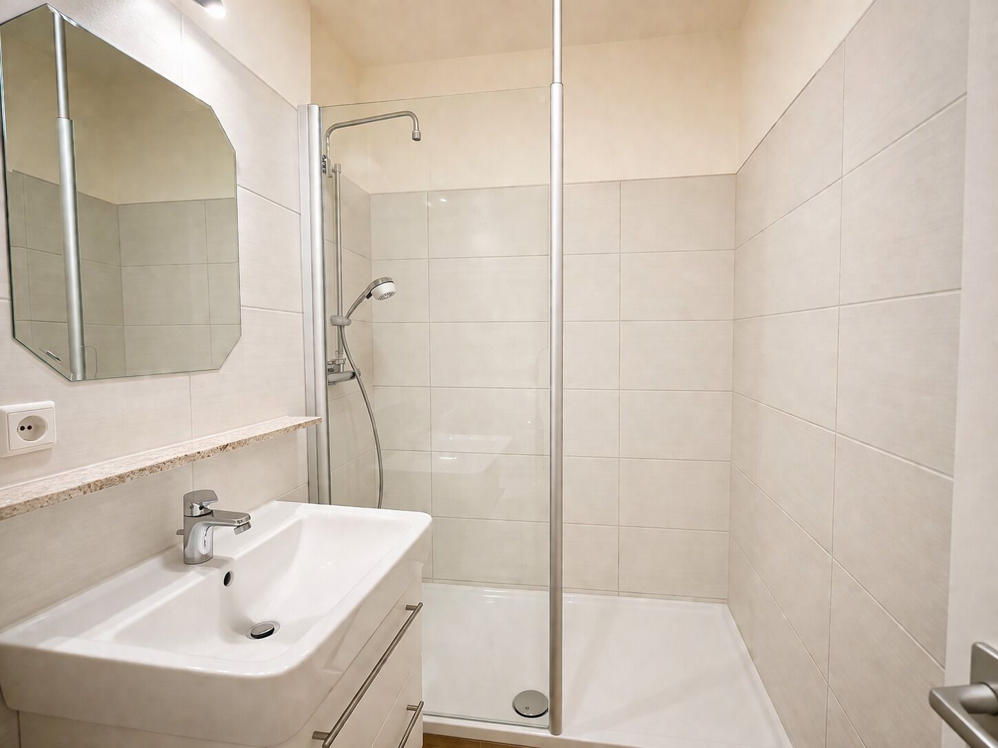 Een douche, handdoeken, toiletpapier