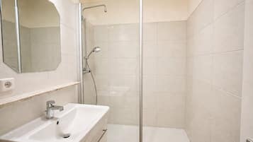 Een douche, handdoeken, toiletpapier