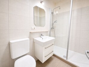 Dusche, Handtücher, Toilettenpapier