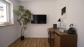 Deluxe-Doppelzimmer, Stadtblick | Schreibtisch, laptopgeeigneter Arbeitsplatz, Verdunkelungsvorhänge