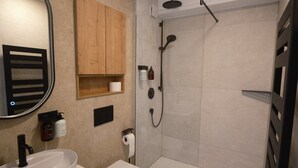 Secador de cabelo, toalhas de banho, sabonete, shampoo