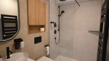 Haartrockner, Handtücher, Seife, Shampoo