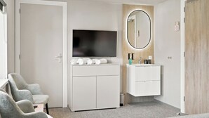 Quarto casal luxo | Área de estar | TV 55 polegadas com canais digitais