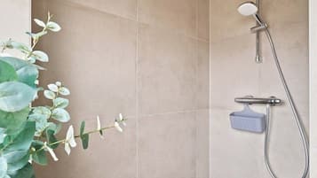 Deluxe Double Room | Bathroom | Shower, towels, soap