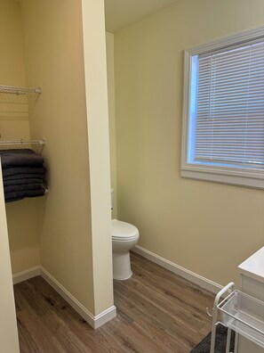Shower, hair dryer, towels, soap - Beautiful 3-bedroom apartment in welcoming Trenton - minutes to Acadia! (Trenton)