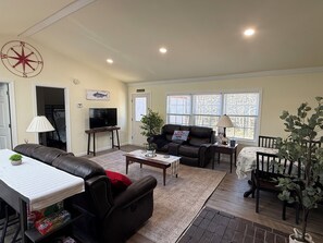 Smart TV - Beautiful 3-bedroom apartment in welcoming Trenton - minutes to Acadia! (Trenton)