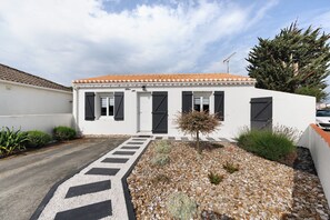 Exterior - Holiday Home “Lilas NO” with Terrace, Private Garden, and Wi-Fi (Barbâtre)