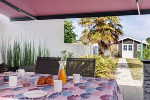 Outdoor dining - Holiday Home “Lilas NO” with Terrace, Private Garden, and Wi-Fi (Barbâtre)