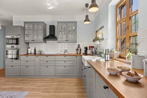 Wasserkocher mit Kaffee-/Teezubehör, Kühlschrank, Mikrowelle, Ofen