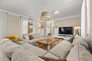 Fernseher, Videospiele, Tischfußball, Tischtennisplatte