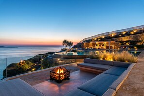 Ett semesterhotell med pool, utomhusplats och utsikt över havet.
