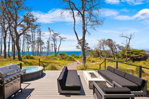 Ocean-View Haven w Sauna, Hot Tub & Fire Pit!