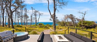 Ocean-View Haven w Sauna, Hot Tub & Fire Pit!