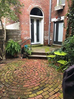 Outdoor dining - Elegant South Side Stay with Private Rooftop (Pittsburgh)