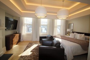 3 bedrooms, iron/ironing board, WiFi, bed sheets - Elegant South Side Stay with Private Rooftop (Pittsburgh)