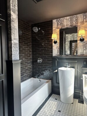 Shower, hair dryer, towels, soap - Elegant South Side Stay with Private Rooftop (Pittsburgh)
