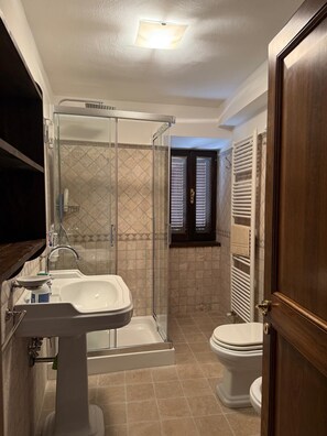 Een douche, een haardroger, een bidet, handdoeken