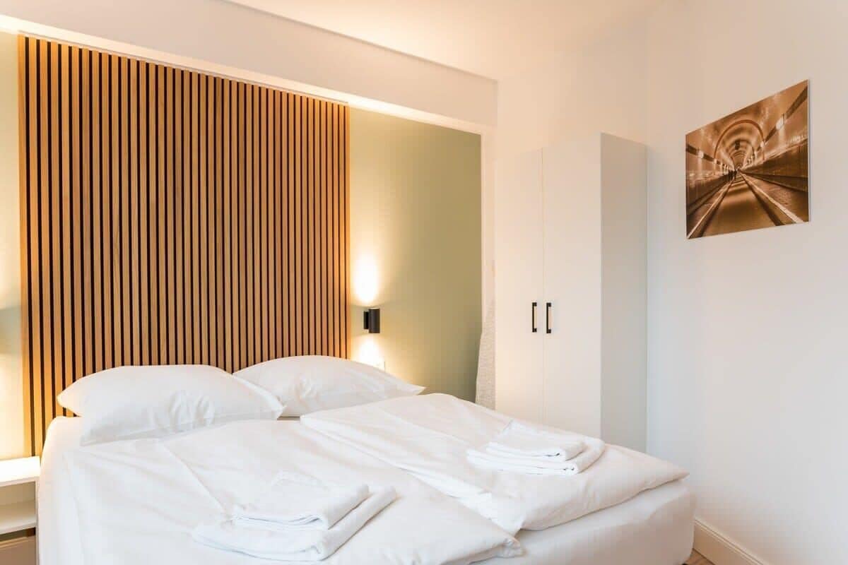 Tabla de planchar con plancha, wifi gratis y ropa de cama 