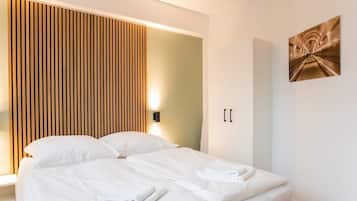 Tabla de planchar con plancha, wifi gratis y ropa de cama