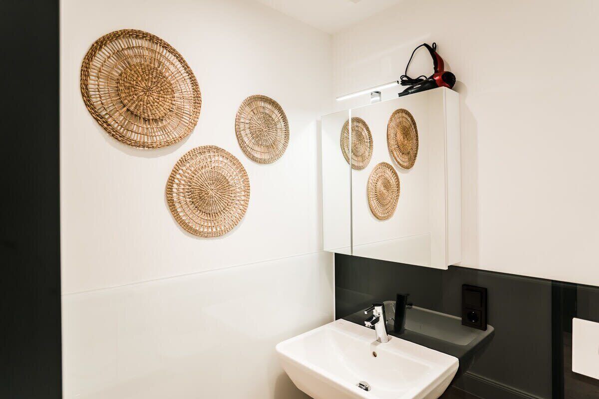 Shower, hair dryer, towels, shampoo