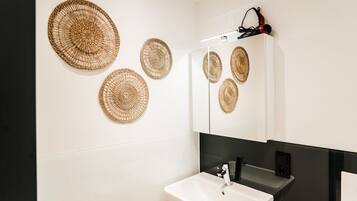 Shower, hair dryer, towels, shampoo