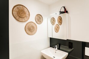 Shower, hair dryer, towels, shampoo - Standard Apartment - Homaris Apartments Hamburg Altona (Hamburg)