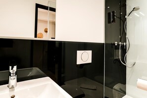 Shower, hair dryer, towels, shampoo - Standard Apartment - Homaris Apartments Hamburg Altona (Hamburg)
