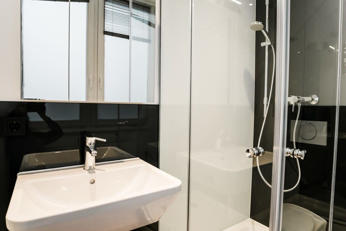 Een douche, een haardroger, handdoeken, shampoo