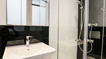 Een douche, een haardroger, handdoeken, shampoo