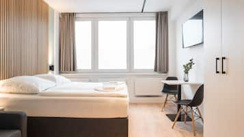 Een strijkplank/strijkijzer, wifi, beddengoed