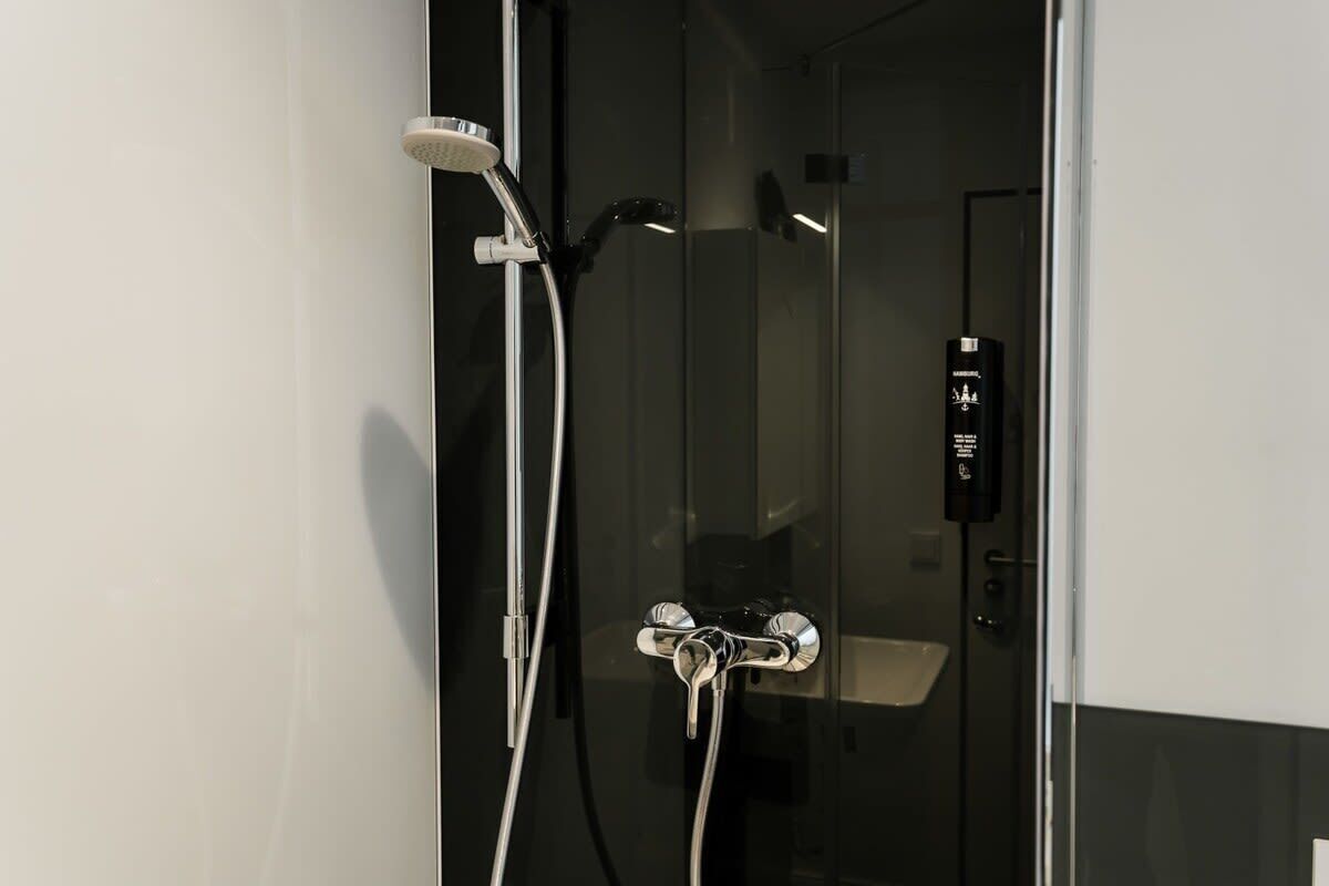 Ducha, secador de pelo, toallas y champú