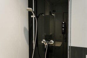 Een douche, een haardroger, handdoeken, shampoo
