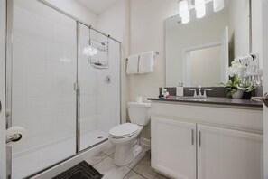 Dusche, Handtücher, Seife, Toilettenpapier