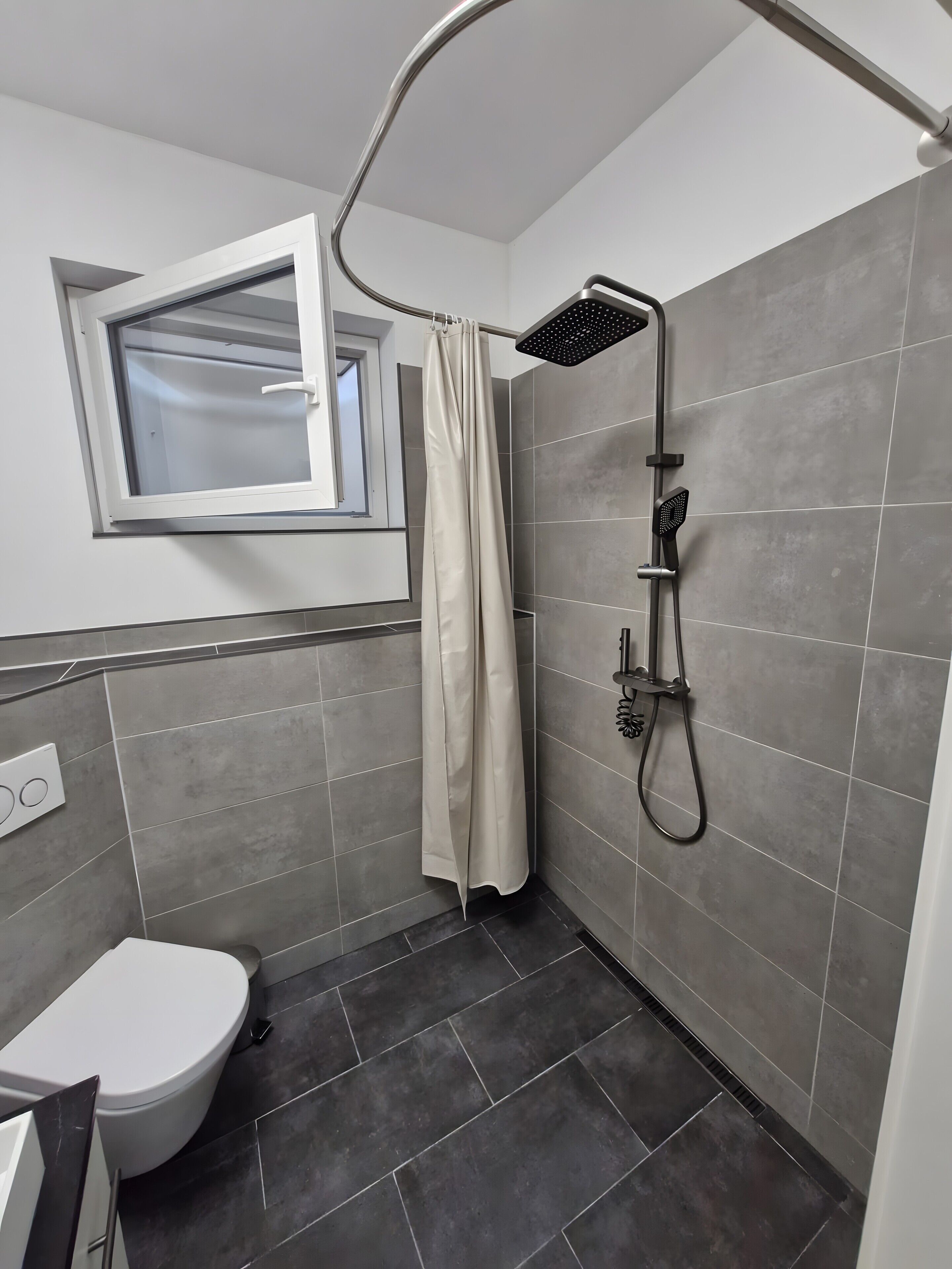 Een douche, handdoeken