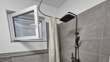 Een douche, handdoeken