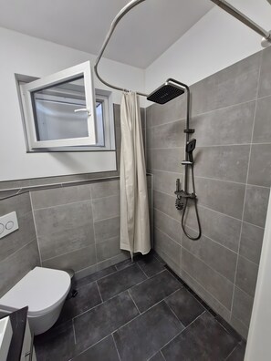 Een douche, handdoeken