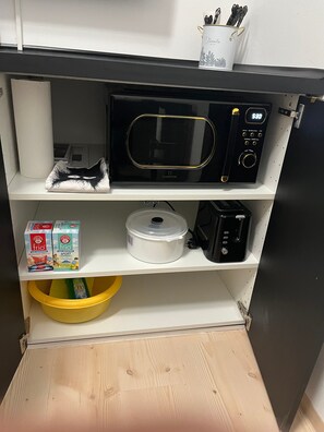 Interior - Guest House 'Cute Little Basement Apartment' with Wi-Fi (Hagenbüchach)