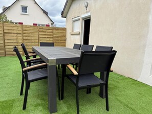 Outdoor dining - House near the sea in the center of Etables-sur-Mer, close to the beaches. (Binic-Étables-sur-Mer)