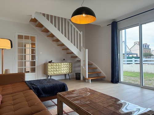 House near the sea in the center of Etables-sur-Mer, close to the beaches.