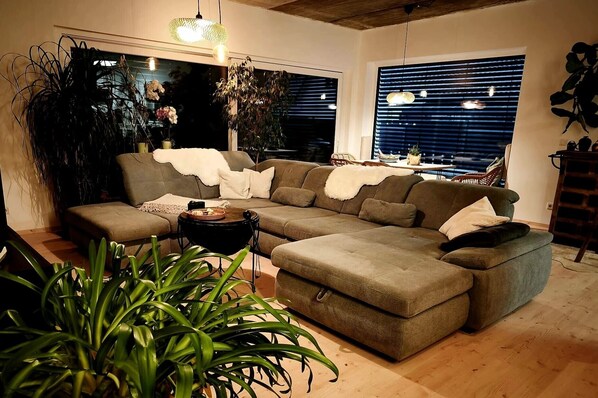 Living area - Apartment 'Stylish Time-out – Holiday' with Balcony, Wi-Fi and Air Conditioning (Hagenbüchach)