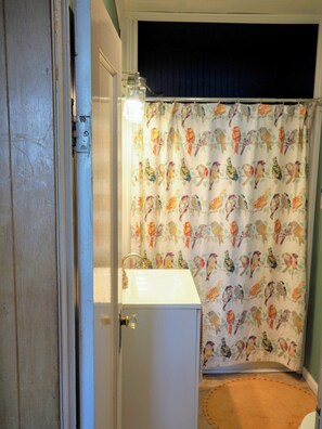 Bruser, miljøvenlige toiletartikler, hårtørrer, håndklæder