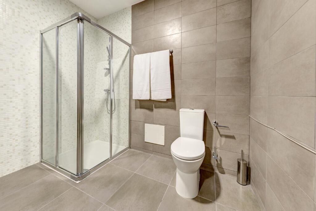 Double Room, Mobility Accessible, City View | Bathroom | Free toiletries, hair dryer, towels, shampoo