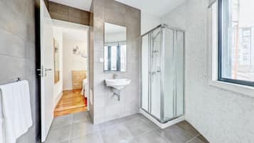 Kamar Twin Premium, pemandangan kota | Kamar mandi | Perlengkapan mandi gratis, pengering rambut, handuk, dan sampo
